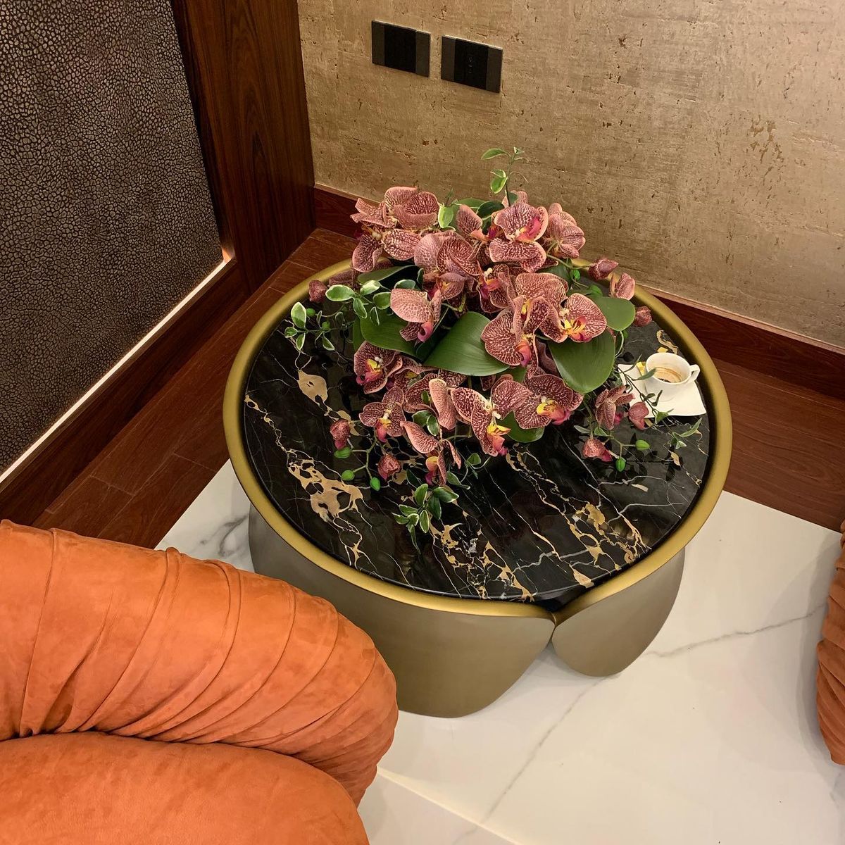 Arredo su misura — progetto in marmo Portoro di GS Marmi